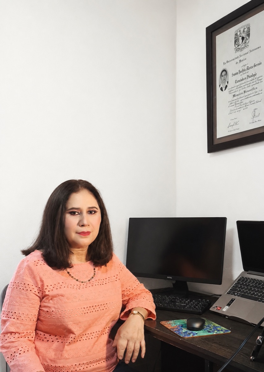 Susana Beatriz Alonzo en su consultorio en Polanco, CDMX